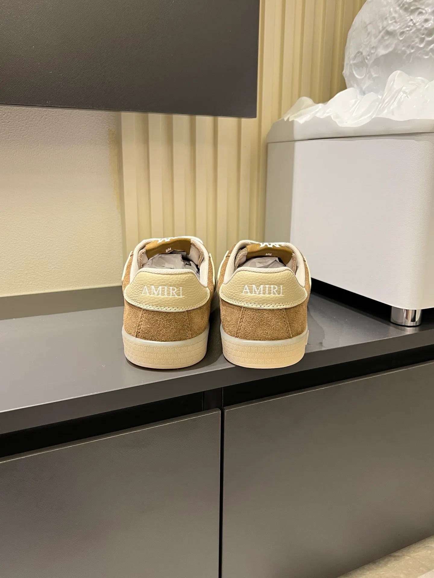 Men's shoes 💰p560 "AMIR*" new men's low-top casual sports sneakers bone shoes, another pair of irresistible bone shoes. Bone shoes are one of AMIRI's most popular items. Made of first-layer cowhide upper. The side bones are made of two cowhide laminations. It has a three-dimensional effect. The leather incisions are all oil-edged. Contrast color design. Simple style. Fashionable sports. Customized metal LOGO nameplate embellished with laces. Exclusive top-quality version. Supports contrast. Breathable mesh lining. The original rubber outsole is a must-have item for daily leisure. It is suitable for various occasions. If you pursue high quality, check it out. It is super cool on the feet and comes with a full set of original packaging! Size: 39-45!